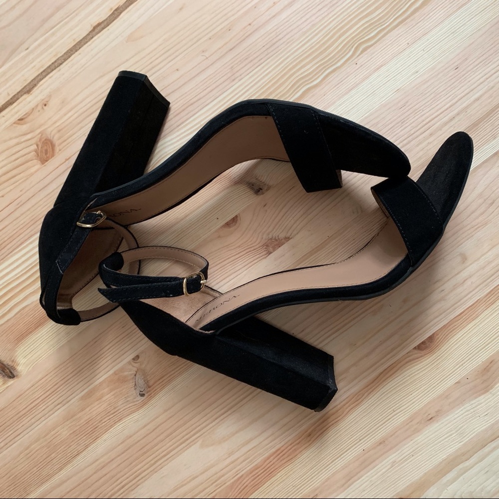 •chunky black heels•